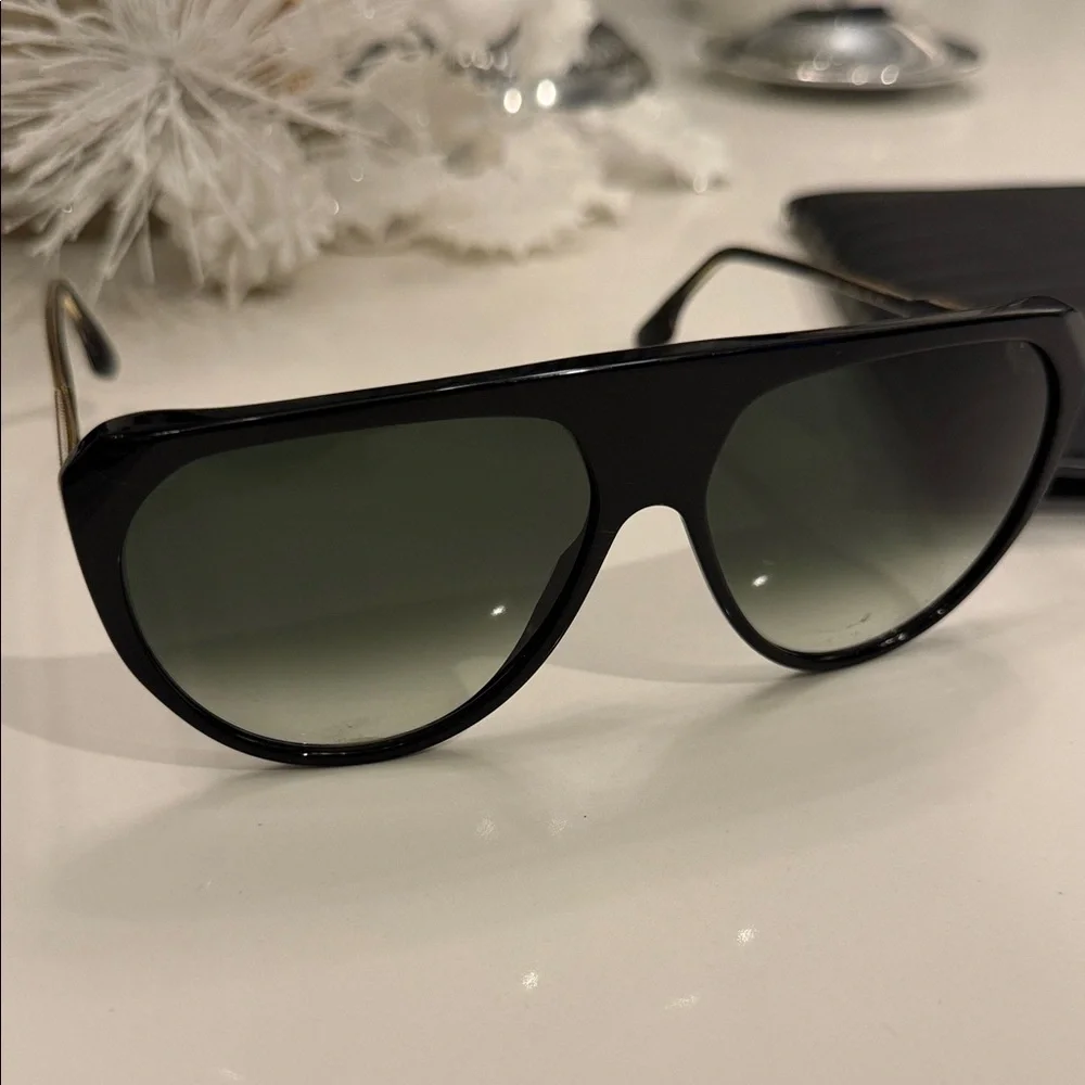 Victoria Beckham Black Gradient Sunglasses - Picture 2 of 4